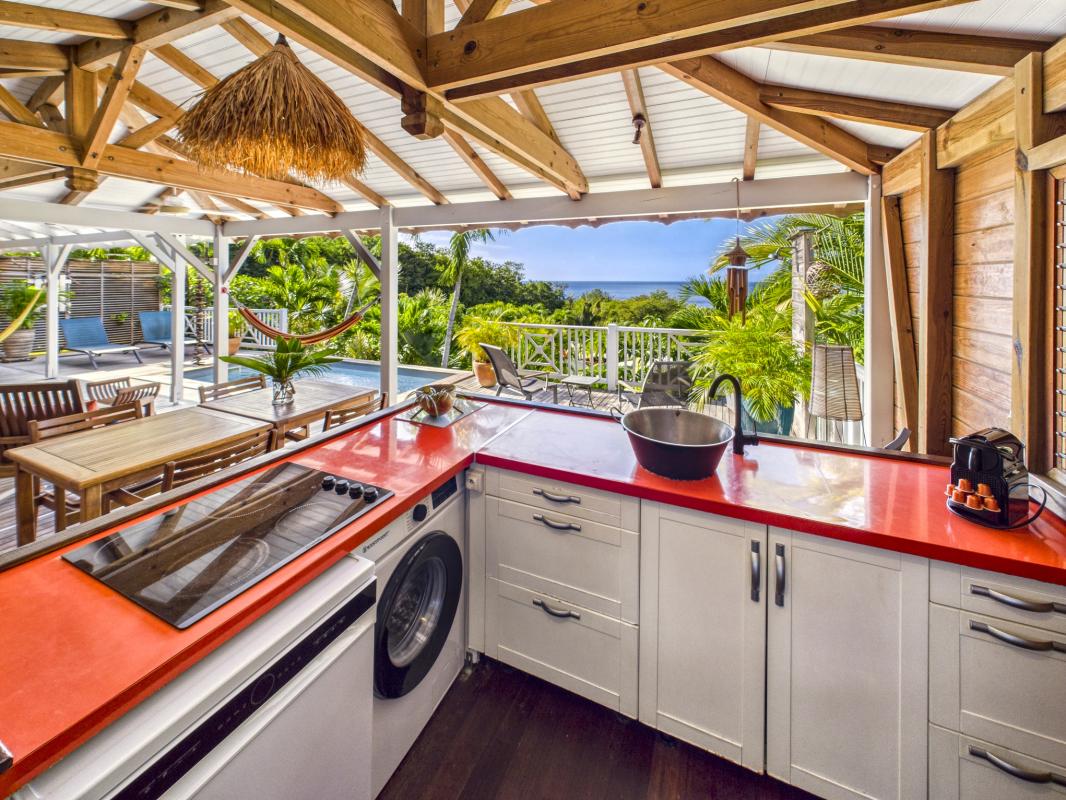 13.Location Villa piscine Deshaies Guadeloupe_Cuisine vue mer